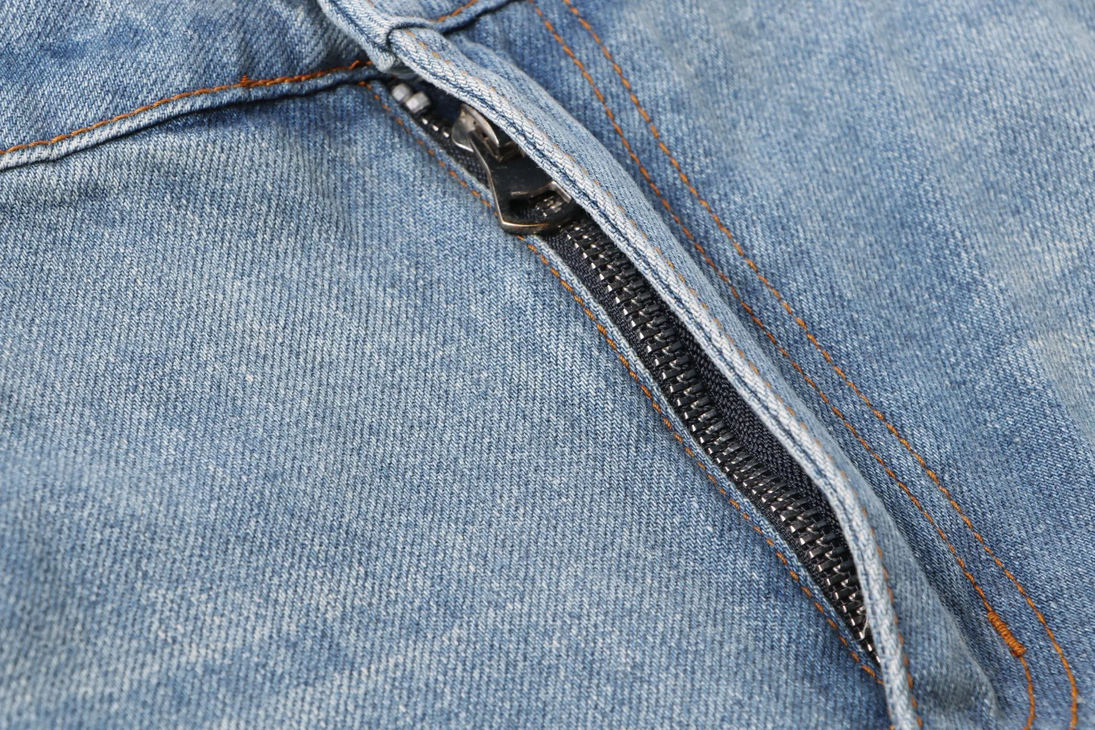 P260 Style No.: H84 Croxin & 𝐂𝐡𝐫𝐨𝐦𝐞 𝐇𝐞𝐚𝐫𝐭 ss25 blue and black leather test jeans. Styles with different washed textures are very friendly to people with thin legs. The slightly flared version perfectly modifies the leg shape. The timeless and moderate length makes it easy to match and match. It is the basis for various styles and is a must-have in your wardrobe! The fabric is stiff but also makes the upper body soft without losing texture. The washing process is even more perfect. It is a must-have item for everyone! ! ! Washed wheat, hang tag, pants label, three labels complete Color: blue Size: 30-32-34-36